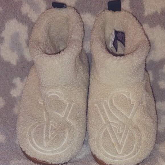 VICTORIAS SECRET BOOT SLIPPERS OFFWHITE FUZZY HARD BOTTOM SOLES SUPER SOFT M 7/8 - Picture 1 of 9